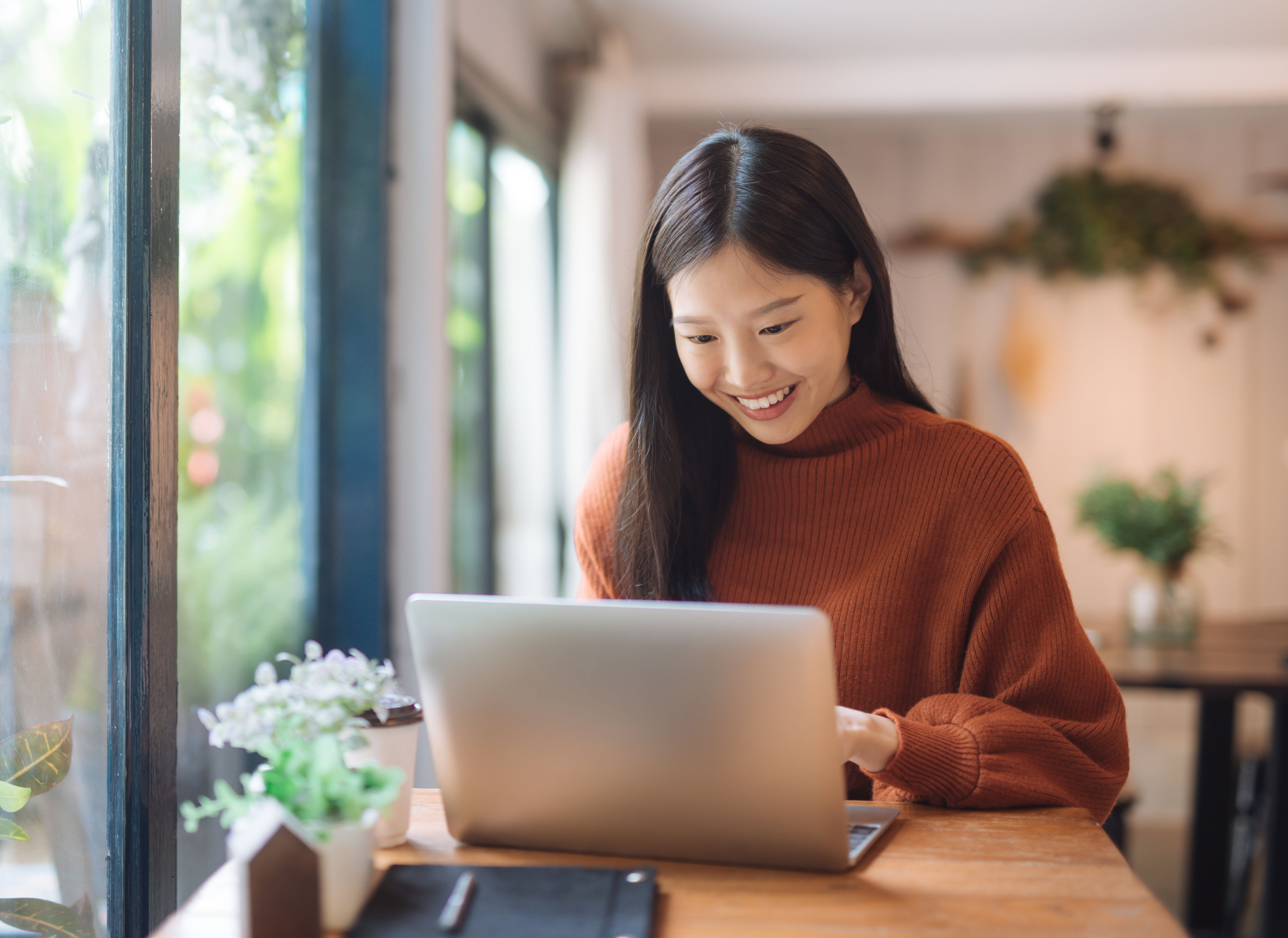 happy-girl-on-laptop