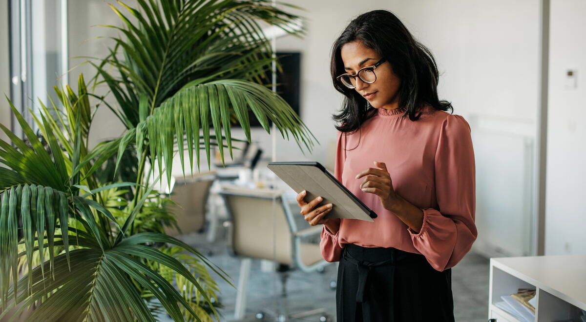 Woman on tablet e-invoicing