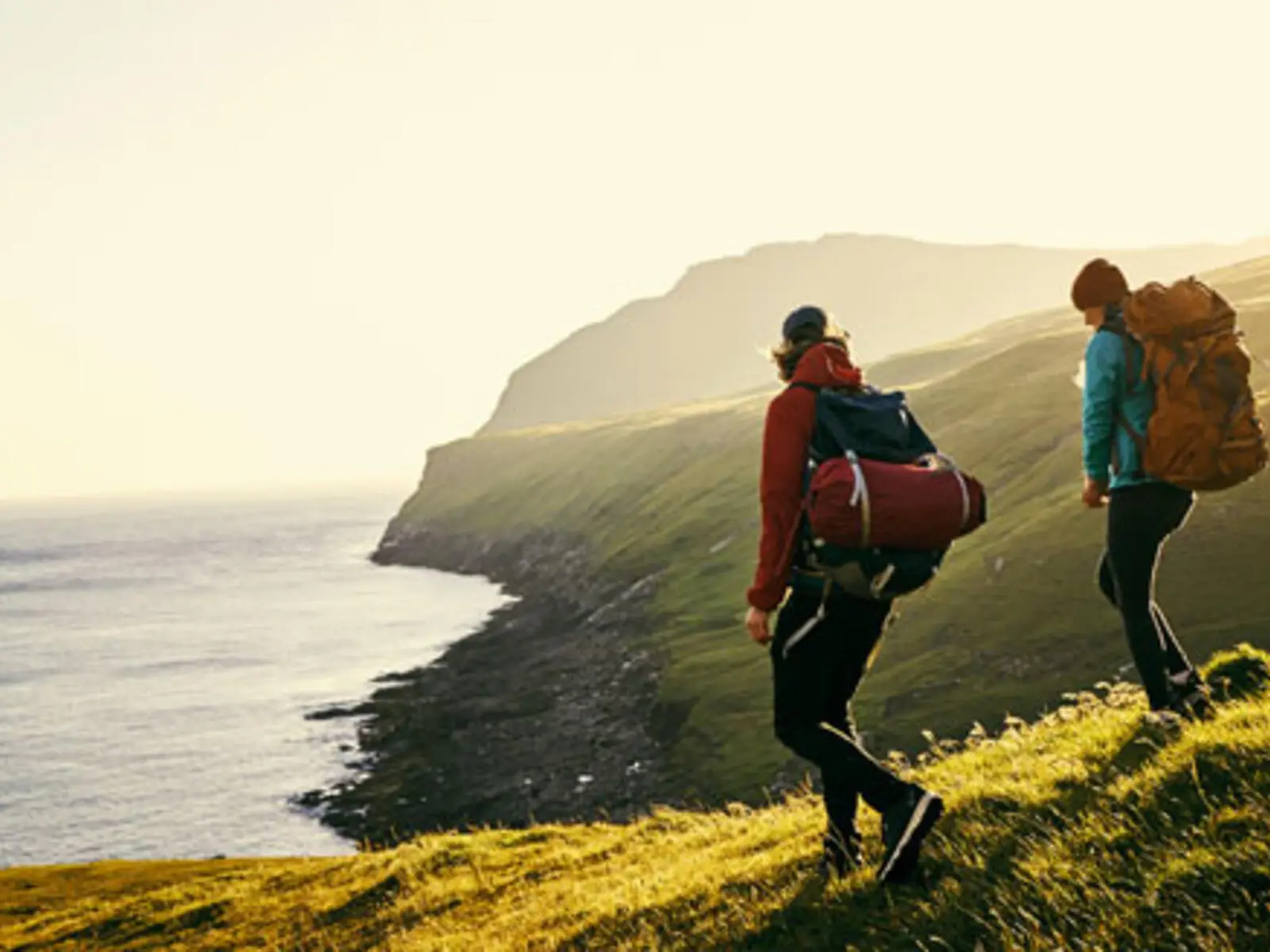 Красивая пара в горах. Путешествие фото нейтрал. Туризм и здоровый образ жизни. Туристы в горах. While hiking.
